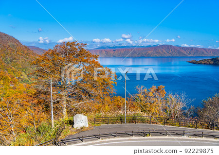 青森縣的秋葉染成十和田湖～來自客家東格展望台～ 92229875