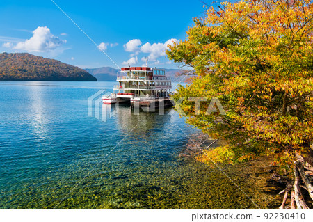 青森縣的秋葉染成十和田湖 青森縣的秋葉染成十和田湖 92230410