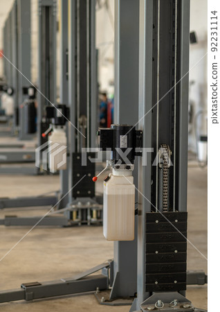 Two-post electrohydraulic lift with lower synchronization Two-post electrohydraulic lift with lower synchronization 92231114