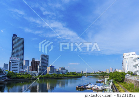 天馬橋夏天的大川風景 新鮮的綠色季節[大阪市天馬] 92231852