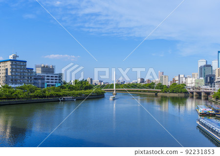 天馬橋夏天的大川風景 新鮮的綠色季節[大阪市天馬] 92231853