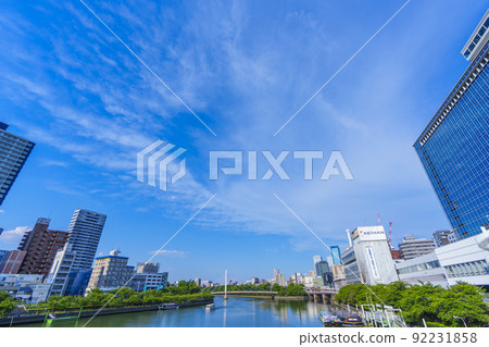 天馬橋夏天的大川風景 新鮮的綠色季節[大阪市天馬] 92231858