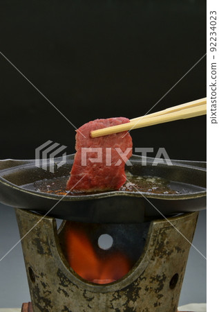 在用固體燃料點燃的鐵板上烤牛肉 92234023