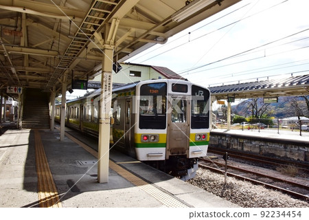 群馬縣安中市信越本線橫川站月台和電車 92234454