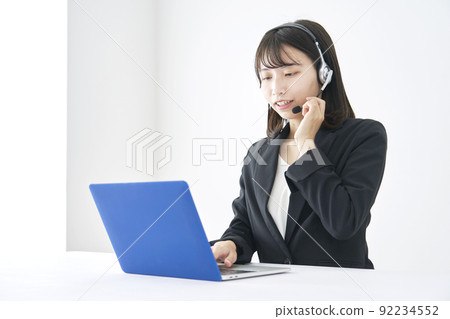 在辦公室工作的女商人 92234552