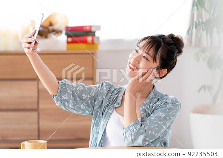 看智能手機的少婦 92235503
