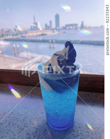 藍色軟冰淇淋和蘇打水 92235843