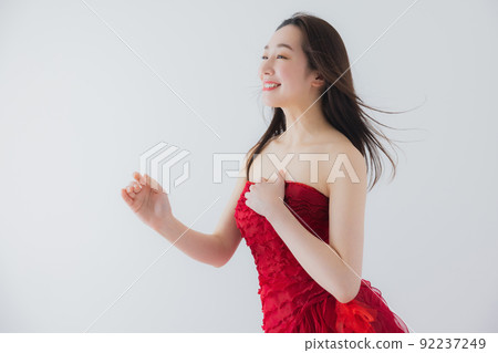 A woman in a red dress sings 92237249