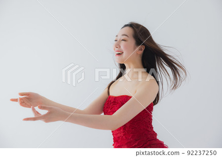 A woman in a red dress sings 92237250