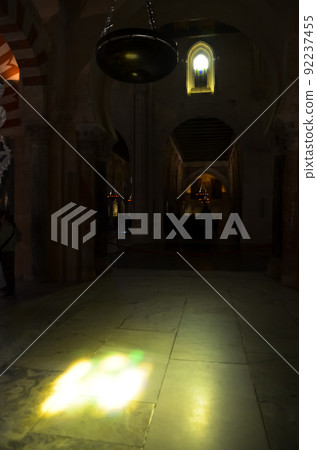 科爾多瓦梅斯基塔（西班牙科爾多瓦）的彩色玻璃發出的耀眼光芒 92237455