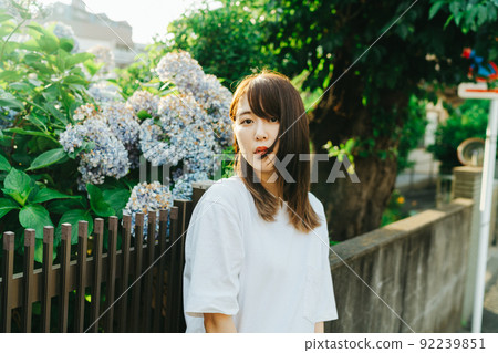 繡球花和年輕女子的畫像 92239851