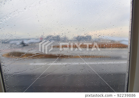 Departure from Haneda Airport in the rain 92239886