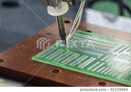 The automatic soldering machine operation with PCB board. 92239969