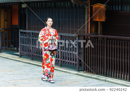 一個穿著和服的女人在祗園新橋的街道上行走 一個穿著和服的女人在祗園新橋的街道上行走 92240242