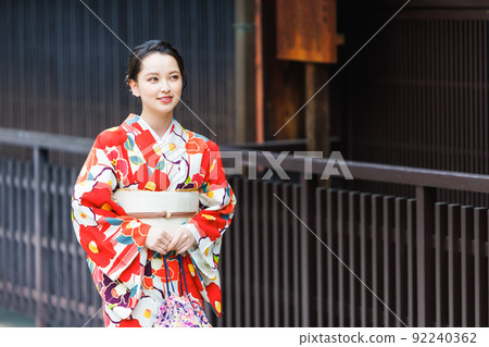 一個穿著和服的女人在祗園新橋的街道上行走 92240362
