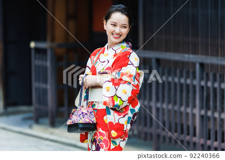 一個穿著和服的女人在祗園新橋的街道上行走 一個穿著和服的女人在祗園新橋的街道上行走 92240366
