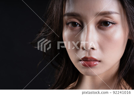 美麗的女人黑色背景 92241016