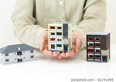House model and middle woman 92241099
