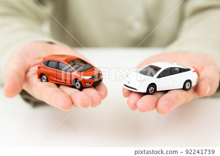 拿著汽車模型的中間婦女 92241739