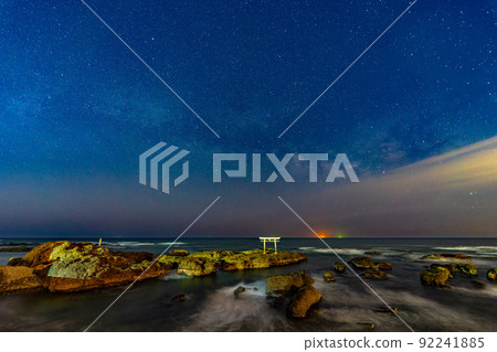 茨城縣大洗町磯崎神社上磯鳥居與銀河 92241885