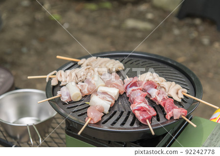 [Solo camp at an auto campsite, grilling yakitori on a grilled meat plate] 92242778