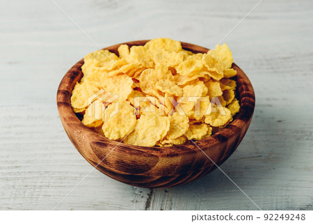 Corn flakes in a wooden bowl 92249248