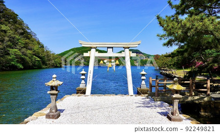 The torii gate of Watatsumi Shrine, which is immersed in the sea at high tide The torii gate of Watatsumi Shrine, which is immersed in the sea at high tide 92249821