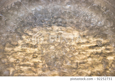 沸騰的熱水 92252731