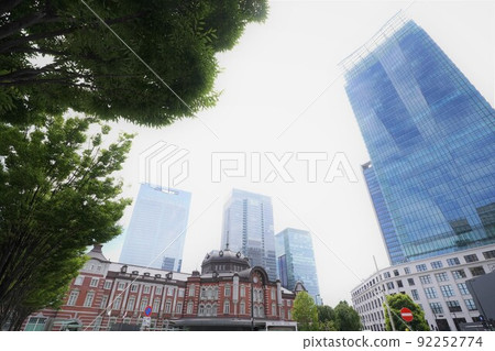 從丸之內看東京站和摩天大樓 92252774