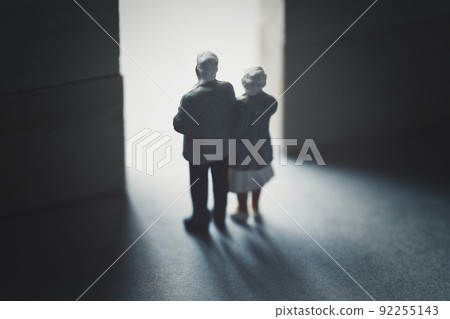 Door of light and back view of senior couple 92255143