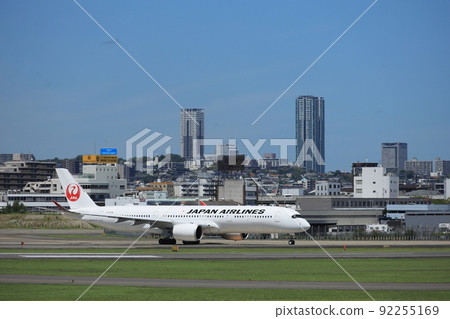 Takeoff and landing at Osaka Itami Airport 92255169