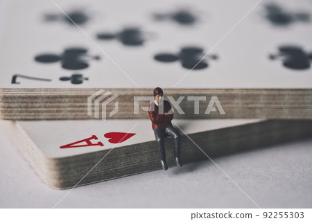 坐在紙牌上的商人 坐在紙牌上的商人 92255303