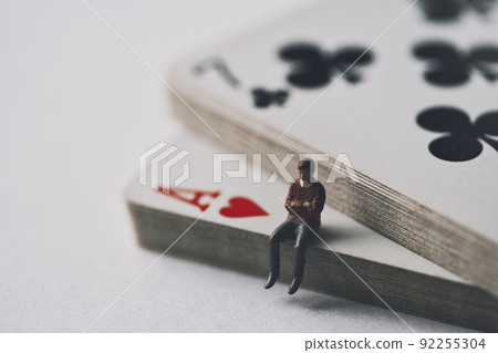 坐在紙牌上的商人 坐在紙牌上的商人 92255304