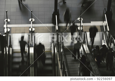 使用自動扶梯的人 92256097
