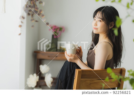 棕色吊帶背心的女人 棕色吊帶背心的女人 92256821
