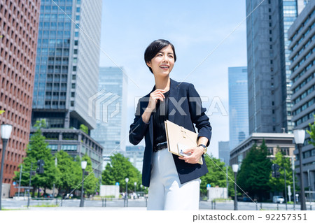 女性商務通勤辦公室智能手機女商人 92257351