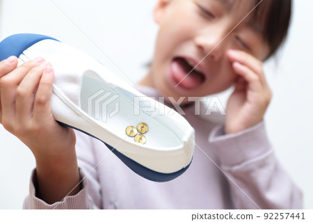 一個小學生震驚地發現她的拖鞋裡有一個圖釘 92257441