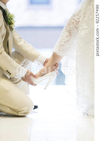 Bridal photo of the situation where the bride and groom put on their shoes Bridal photo of the situation where the bride and groom put on their shoes 92257490