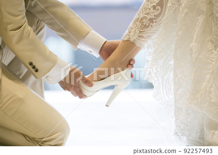 Bridal photo of the situation where the bride and groom put on their shoes Bridal photo of the situation where the bride and groom put on their shoes 92257493