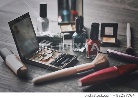 使用的化妝用品 92257764
