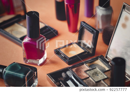 使用的化妝用品 92257777