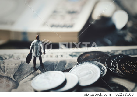Money and miniature male doctor 92258106
