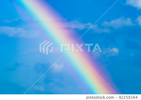 藍天下雨的彩虹特寫鏡頭高度飽和 92258164