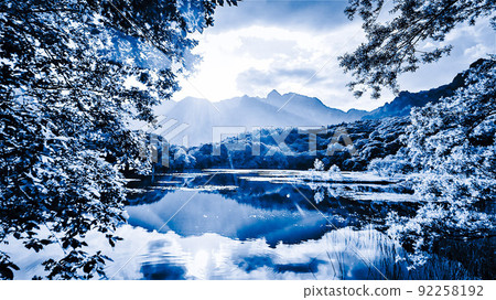 初夏戶隱西嶽的夕陽和鏡池倒影（藍色-1） 92258192