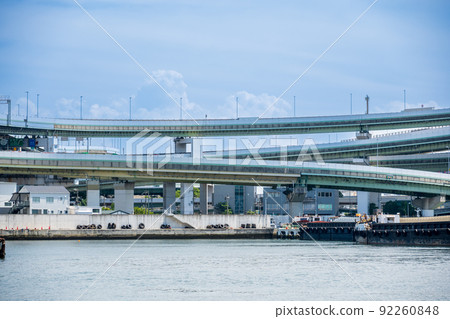 從阪神高速公路天保山路口的海中拍攝,道路層層重疊 從阪神高速公路天保山路口的海中拍攝,道路層層重疊 92260848