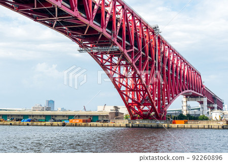 從海上拍攝的阪神高速灣岸線港橋橫跨大阪灣，這裡的紅色很漂亮。 92260896