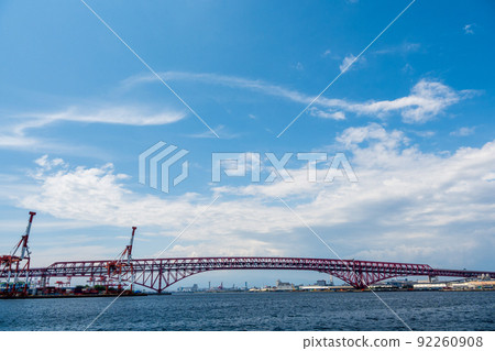 Photographed from the sea of the Hanshin Expressway Wangan Line Minato Bridge, where the blue sky and red color are beautiful 92260908