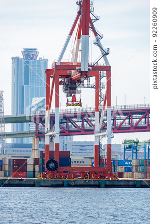 Photographing large container cranes lined up in Osaka Bay from the sea 92260909