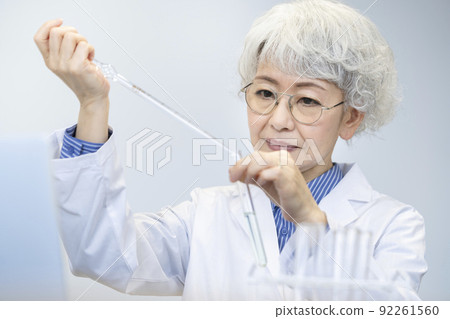 做實驗的實驗室外套的資深婦女 92261560