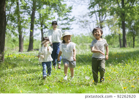 孩子們和幼兒園老師在春天公園玩耍 92262620